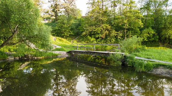 木製の橋のある小さな湖の空中写真 ストック画像