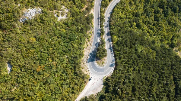 Veduta Aerea Del Movimento Dei Veicoli Una Strada Serpentina Montagna — Foto Stock