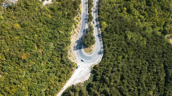 Luchtfoto Van Het Verkeer Van Voertuigen Een Serpentine Bergweg Kroatië — Stockfoto
