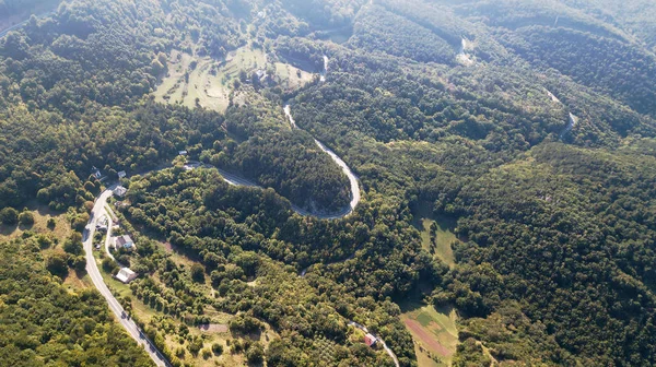 Veduta Aerea Del Movimento Dei Veicoli Una Strada Serpentina Montagna — Foto Stock