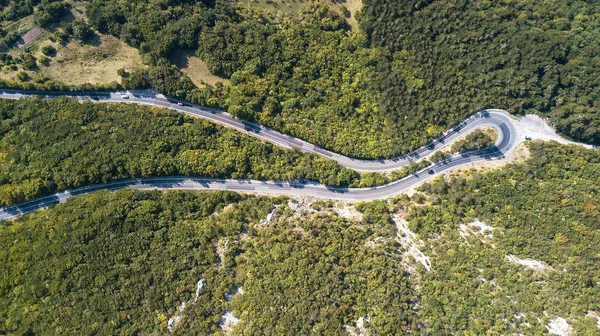 Veduta Aerea Del Movimento Dei Veicoli Una Strada Serpentina Montagna — Foto Stock