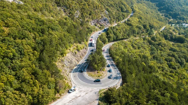 Veduta Aerea Del Movimento Dei Veicoli Una Strada Serpentina Montagna — Foto Stock