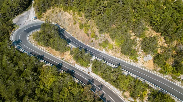 Vue Aérienne Mouvement Des Véhicules Sur Une Route Montagne Serpentine — Photo