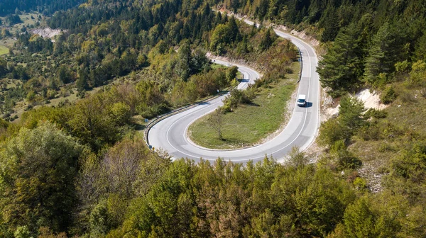 Vue Aérienne Mouvement Des Véhicules Sur Une Route Montagne Serpentine — Photo