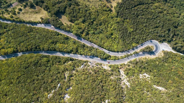 Luchtfoto Van Het Verkeer Van Voertuigen Een Serpentine Bergweg Kroatië — Stockfoto