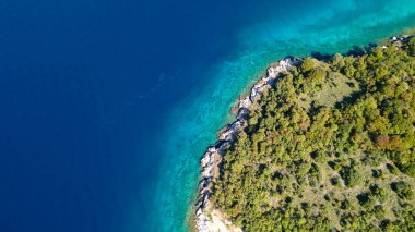 Kristal berraklığında su Hırvatistan'daki kıyı şeridi kapalı havadan görünümü.