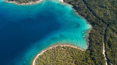 Kristal berraklığında su Hırvatistan'daki kıyı şeridi kapalı havadan görünümü.