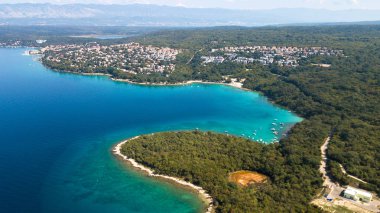 Kristal berraklığında su kapalı kıyı şeridi inisland Krk, Hırvatistan havadan görünümü.