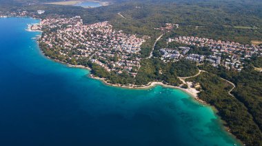 Kristal berraklığında su kapalı kıyı şeridi inisland Krk, Hırvatistan havadan görünümü.
