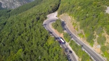 Havadan görünümü güzel dağ manzarası ve serpantin yolun. Hırvatistan