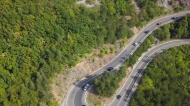 Bir yılan gibi dağ yolda havadan görünümü araçların hareketi. Hırvatistan
