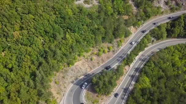 Luchtfoto Van Het Verkeer Van Auto Een Serpentine Bergweg Kroatië — Stockvideo