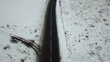 Arka plan, karla kaplı alanın kuşbakışı ile yolda kış