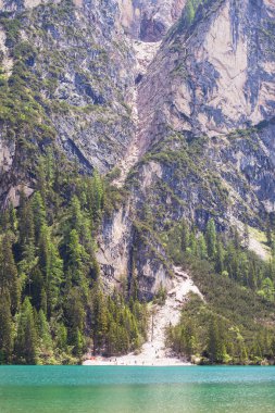 Alp Dağları göle, Lago Di Braies yüksek kar ile akıntısı.