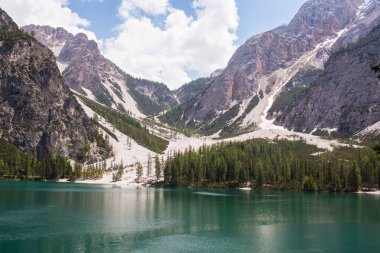 Alp Dağları göle, Lago Di Braies yüksek kar ile akıntısı.