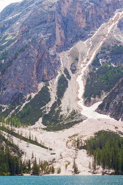 Alp Dağları Göle Lago Braies Yüksek Kar Ile Akıntısı — Stok fotoğraf