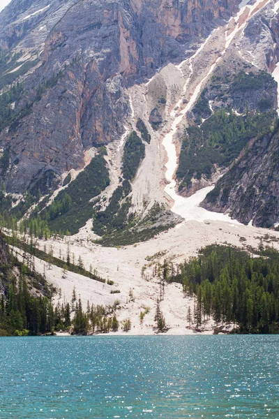 Alp Dağları Göle Lago Braies Yüksek Kar Ile Akıntısı — Stok fotoğraf