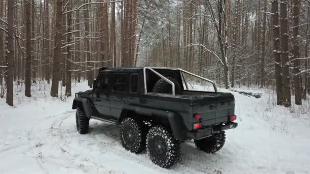 Suv Stående Snötäckt Väg Vinter Skog Flygfoto Road — Stockvideo