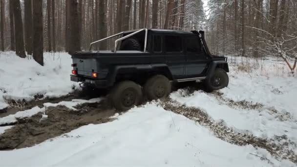 Suv Pokonuje Duża Kałuża Polnej Drodze Lesie Zimą Road Jeeping — Wideo stockowe