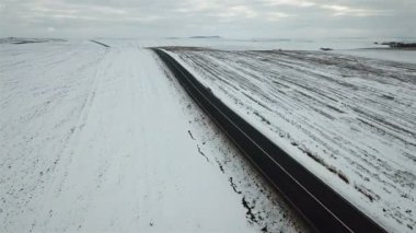 Kış karla kaplı alanlar kuşbakışı ile arka yolda. Araçların hareketi 