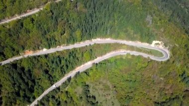Yılan gibi dağ yolu havadan görünümüdür. Hırvatistan. Üstten görünüm