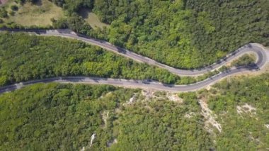 Yılan gibi dağ yolu havadan görünümüdür. Hırvatistan. Bir dron üzerinden üstten görünüm