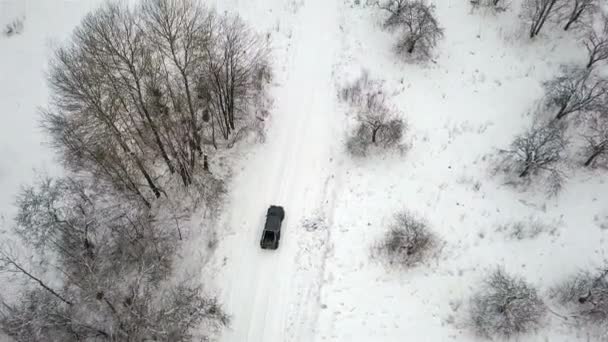 Luchtfoto Van Een Suv Rijden Een Landweg Winter Bovenaanzicht Van — Stockvideo