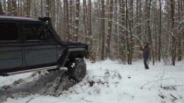 SUV 6 x 6 off-road kış ormanda üstesinden gelir. Jeeping