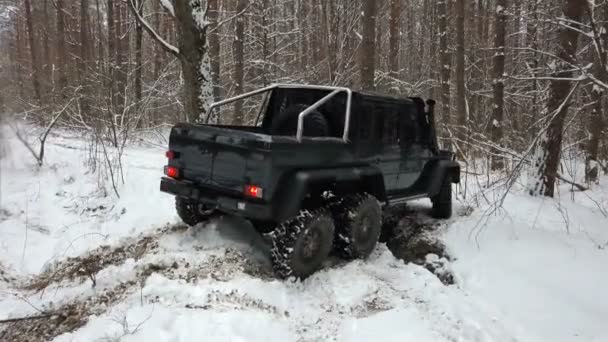 Suv を冬の森でオフロード克服します Jeeping — ストック動画