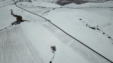 Havadan görünümü karla kaplı alanlar ve kış yol. Drone üzerinden üstten görünüm