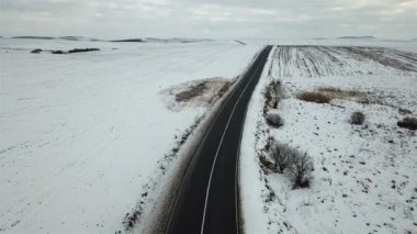 Kuşbakışı kış yolda araçların hareketi üzerinden görüntülemek