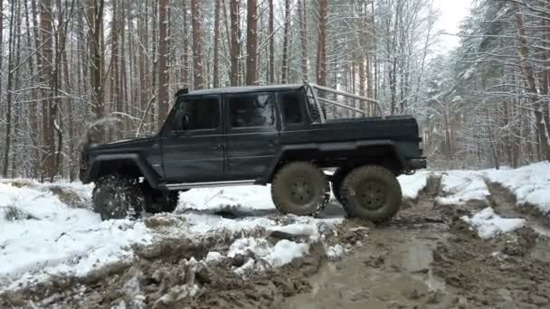 Suv 6X6 Surmonte Hors Route Dans Forêt Hiver Jeep — Video