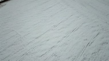 Bir alanın kış buğday havadan görünümü beyaz karla kaplı. Doğal arka plan. Üstten görünüm