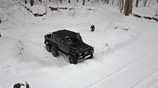 冬の森の雪に覆われた道路で深い穴から乗る Suv オフロード Jeeping — ストック動画