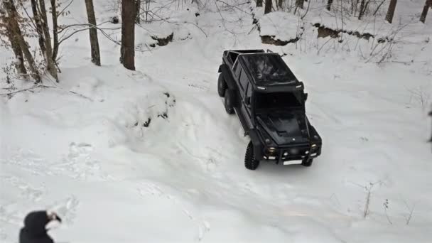 Suv Para Salir Pozo Profundo Carretera Cubierta Nieve Bosque Invierno — Vídeo de stock