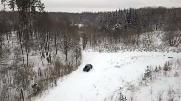 Widok Lotu Ptaka Suv Który Jeździ Drodze Pokrytej Śniegiem Zimowym — Wideo stockowe