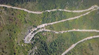 Kuş bakışı serpantin dağ yolu üzerinde. Hırvatistan. Üstten görünüm