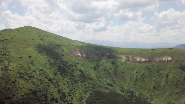 夏の山の風景の鳥瞰的なビューを表示します カルパティア山脈 ウクライナ — ストック動画