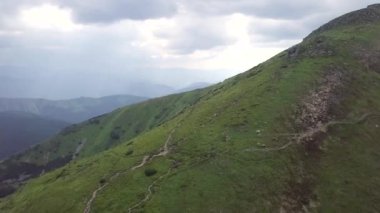 Havadan görünümü, dağ aralıkları. Karpatlar. Ukrayna