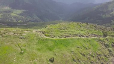 Havadan görünümü, dağ aralıkları. Karpatlar. Ukrayna
