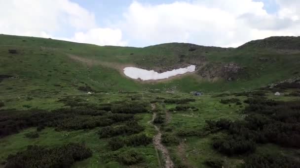 Turisti Sul Lago Montuoso Nesamovite Nei Carpazi Ucraina Vista Volo — Video Stock