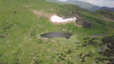 Kuşbakışı yayla Gölü Nesamovyte ve dağ manzara. Karpatlar. Ukrayna
