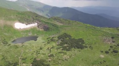 Kuşbakışı yayla Gölü Nesamovyte ve dağ manzara. Karpatlar. Ukrayna