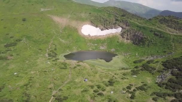 Vogelperspectief Van Highland Lake Nesamovyte Berg Landschap Karpaten Oekraïne — Stockvideo