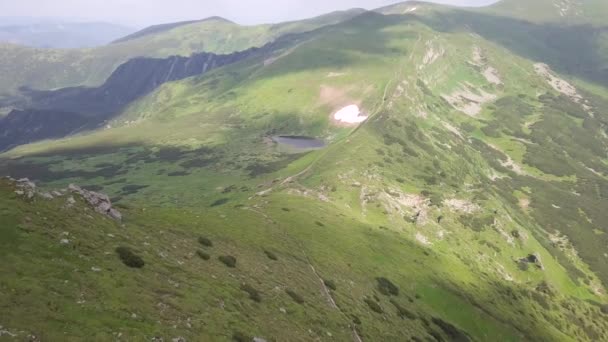 Vista Pájaro Del Paisaje Montaña Lago Las Tierras Altas Nesamovyte — Vídeos de Stock