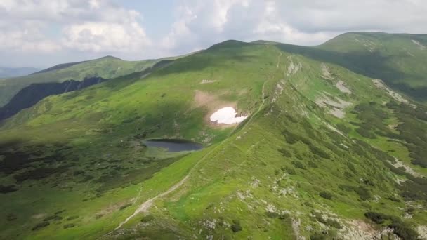 Fågelperspektiv Den Berg Landskap Och Highland Sjön Nesamovyte Karpaterna Ukraina — Stockvideo