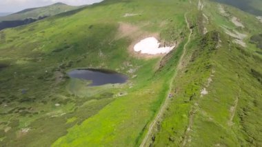 Kuşbakışı dağ manzara ve highland Gölü Nesamovyte. Karpatlar. Ukrayna