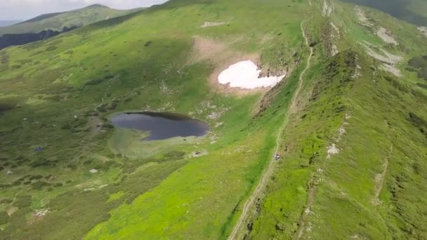 Fågelperspektiv Den Berg Landskap Och Highland Sjön Nesamovyte Karpaterna Ukraina — Stockvideo