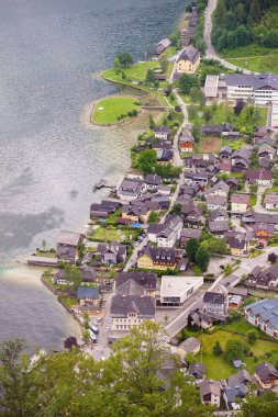 Dağlarda gölde Avusturya Hallstatt güzel şehrin havadan görünümü.