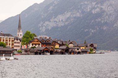 Eski vintage ahşap evler göle tarafından Hallstatt, Avusturya.
